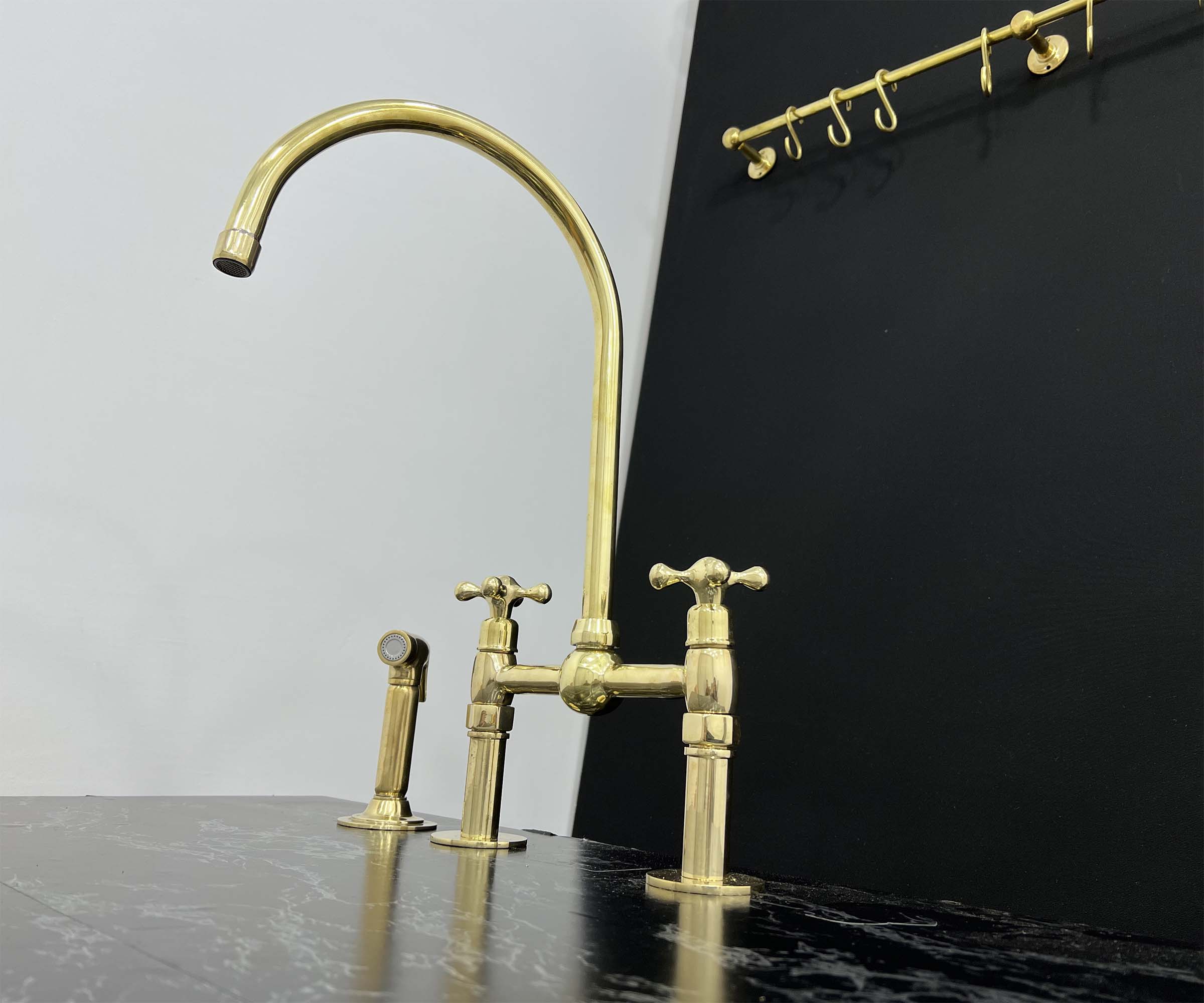 Brass Ball Center Bridge Faucet with Sprayer