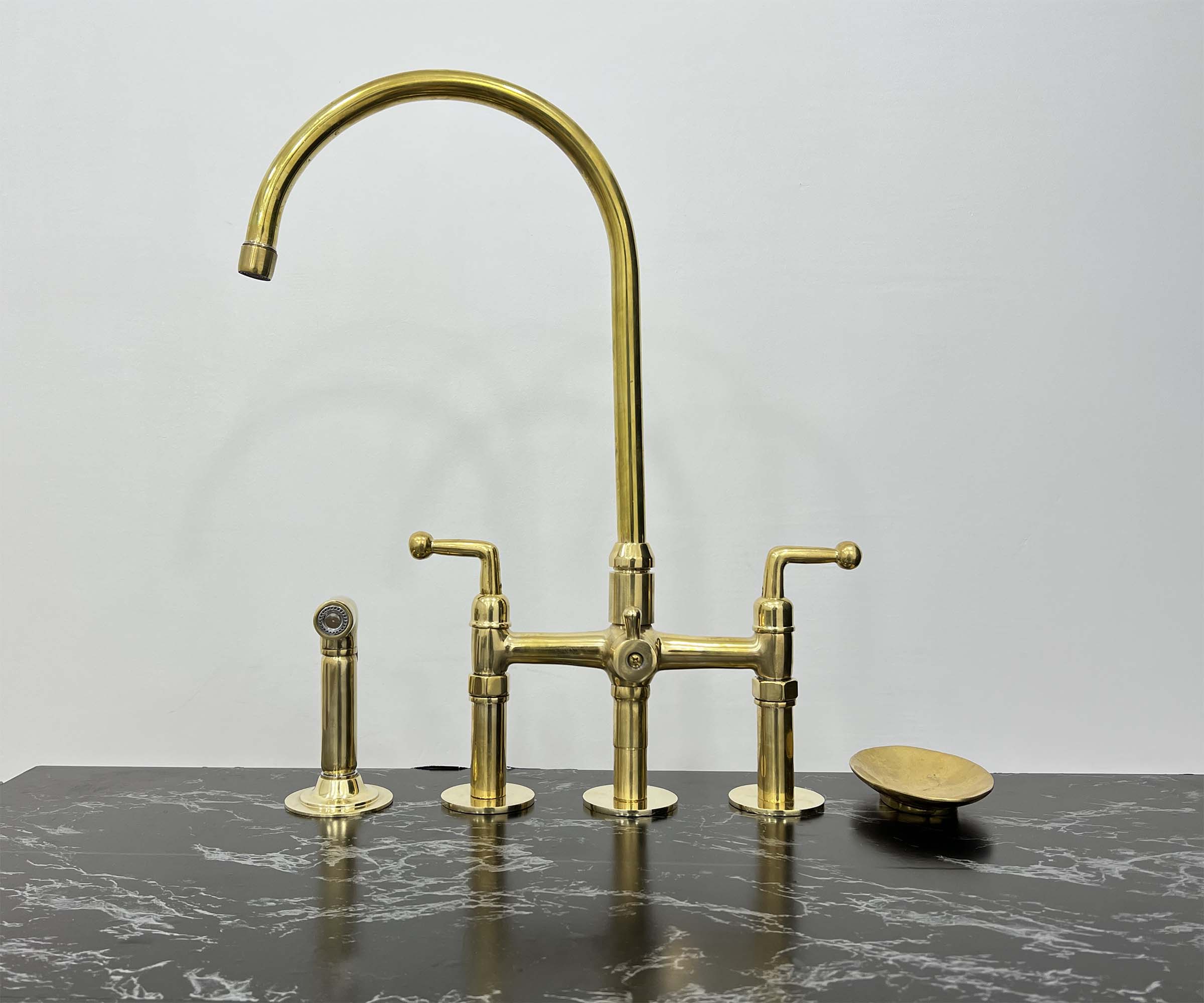 3 legs faucet with side sprayer