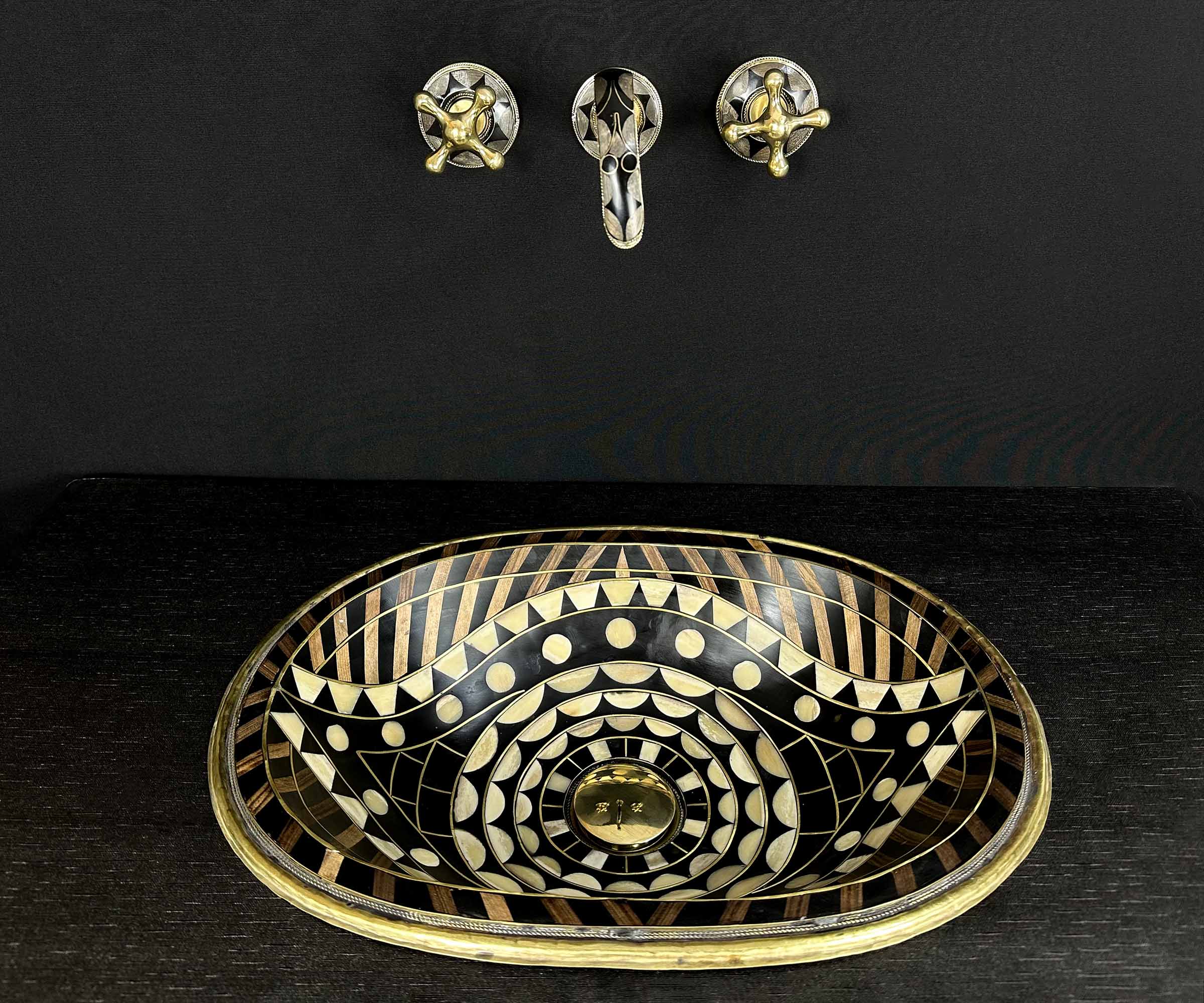 Eye-Shaped Bathroom Sink – Handcrafted in Brass, Resin, Bone, and Wood 