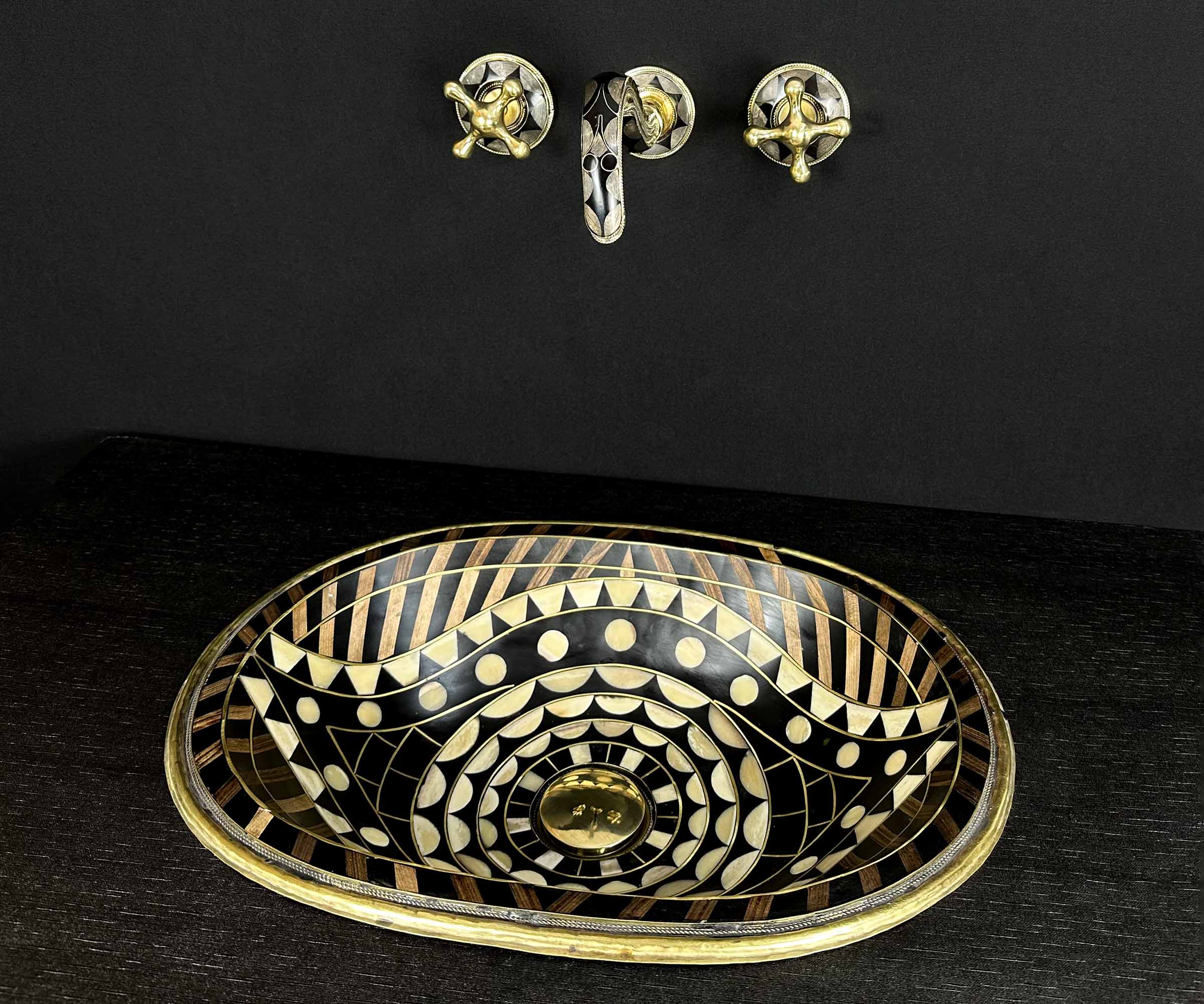 Eye-Shaped Bathroom Sink – Handcrafted in Brass, Resin, Bone, and Wood 