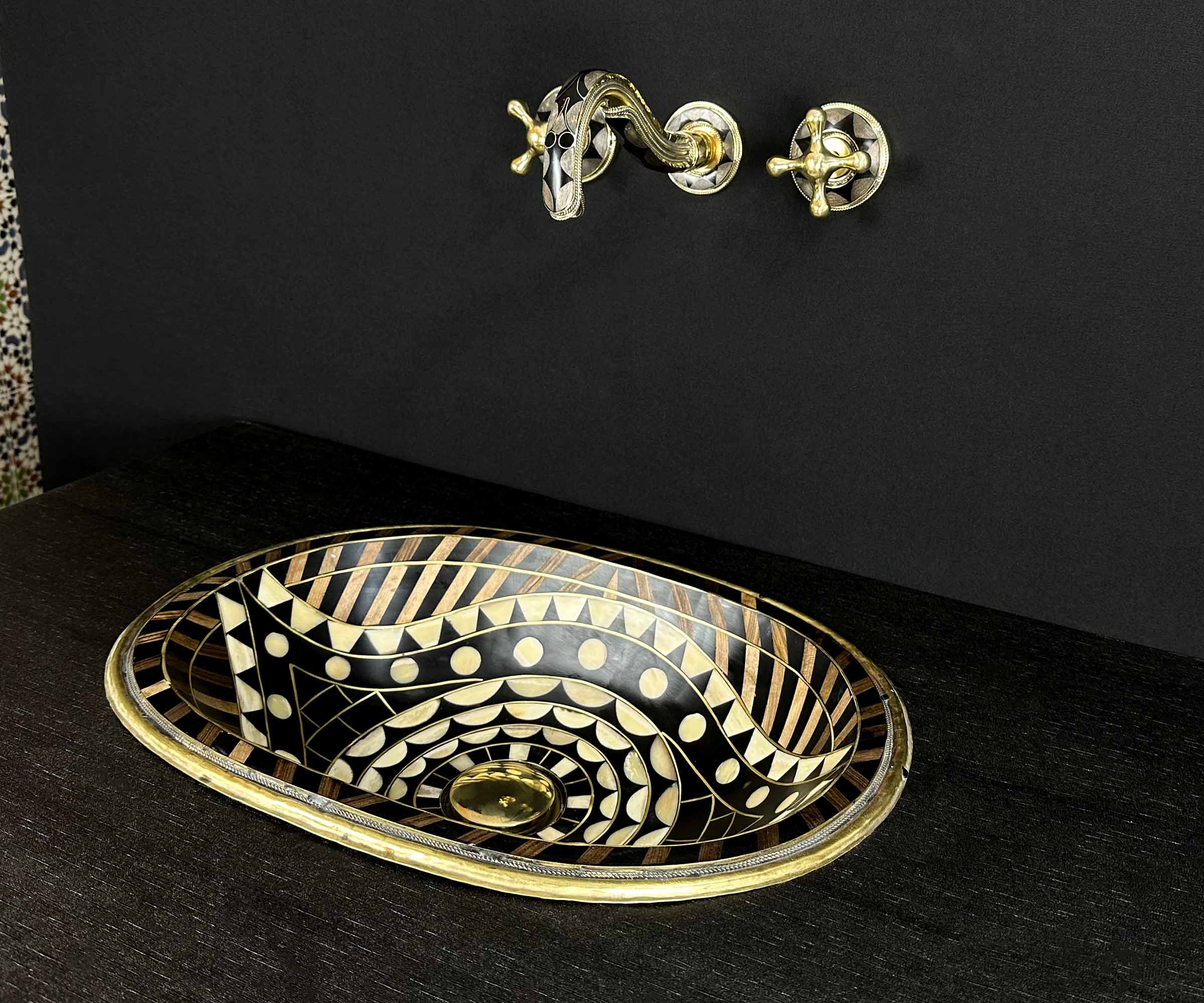 Eye-Shaped Bathroom Sink – Handcrafted in Brass, Resin, Bone, and Wood 