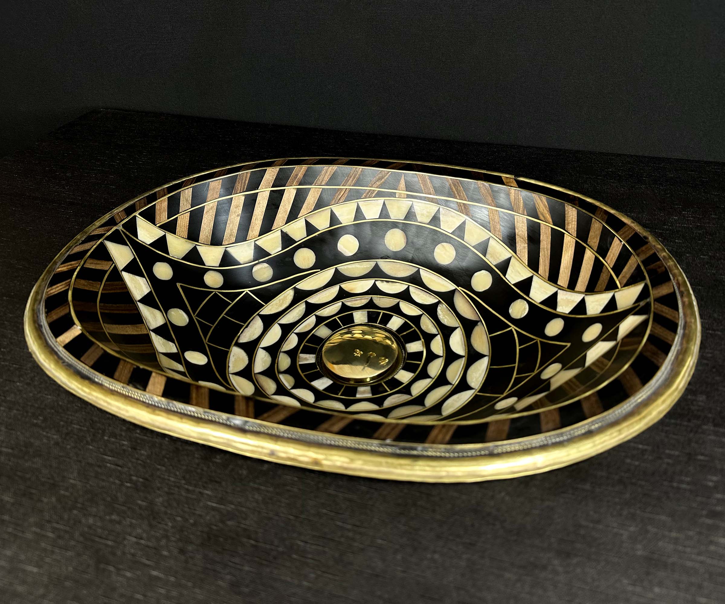 Eye-Shaped Bathroom Sink – Handcrafted in Brass, Resin, Bone, and Wood 