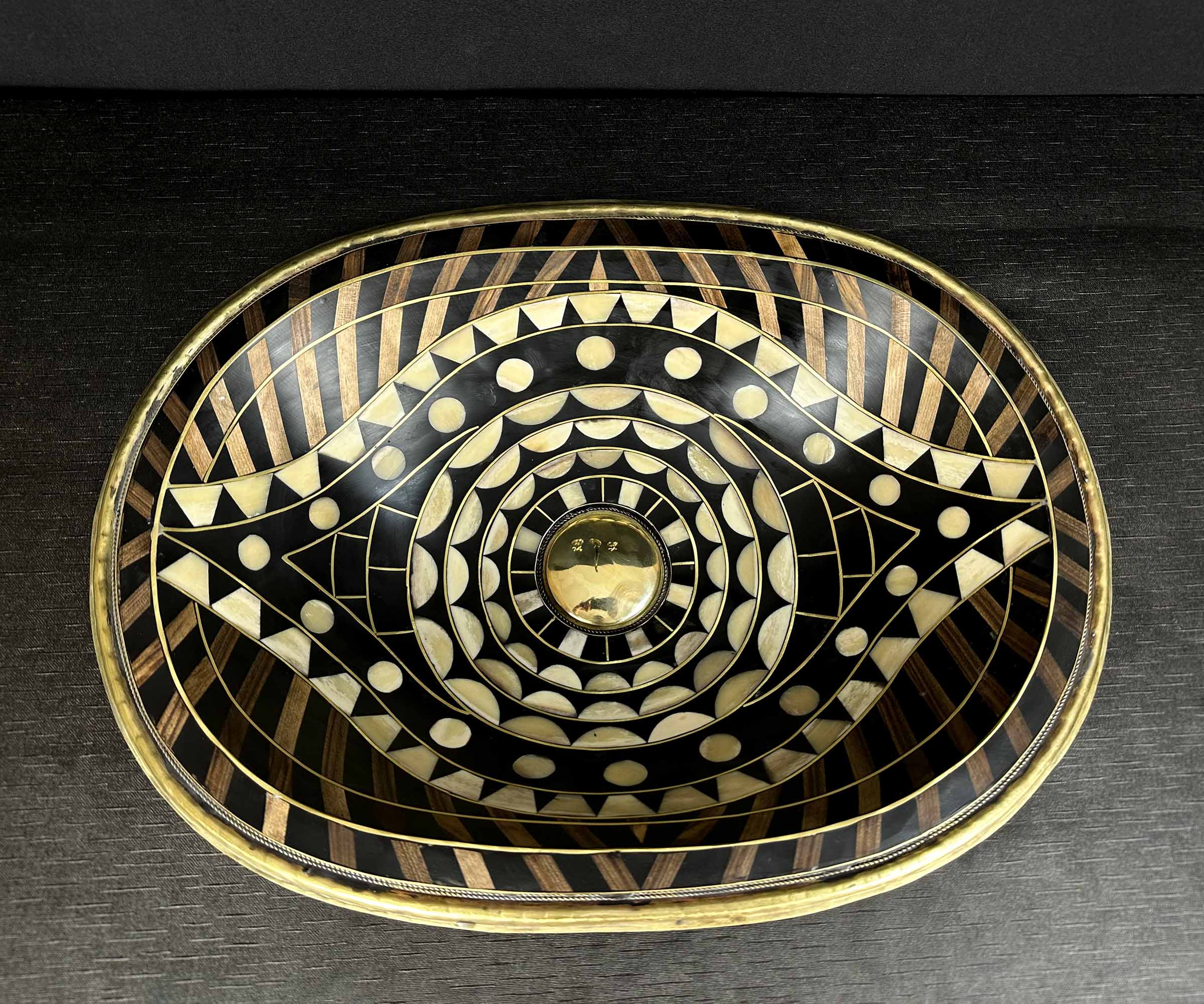 Eye-Shaped Bathroom Sink – Handcrafted in Brass, Resin, Bone, and Wood 