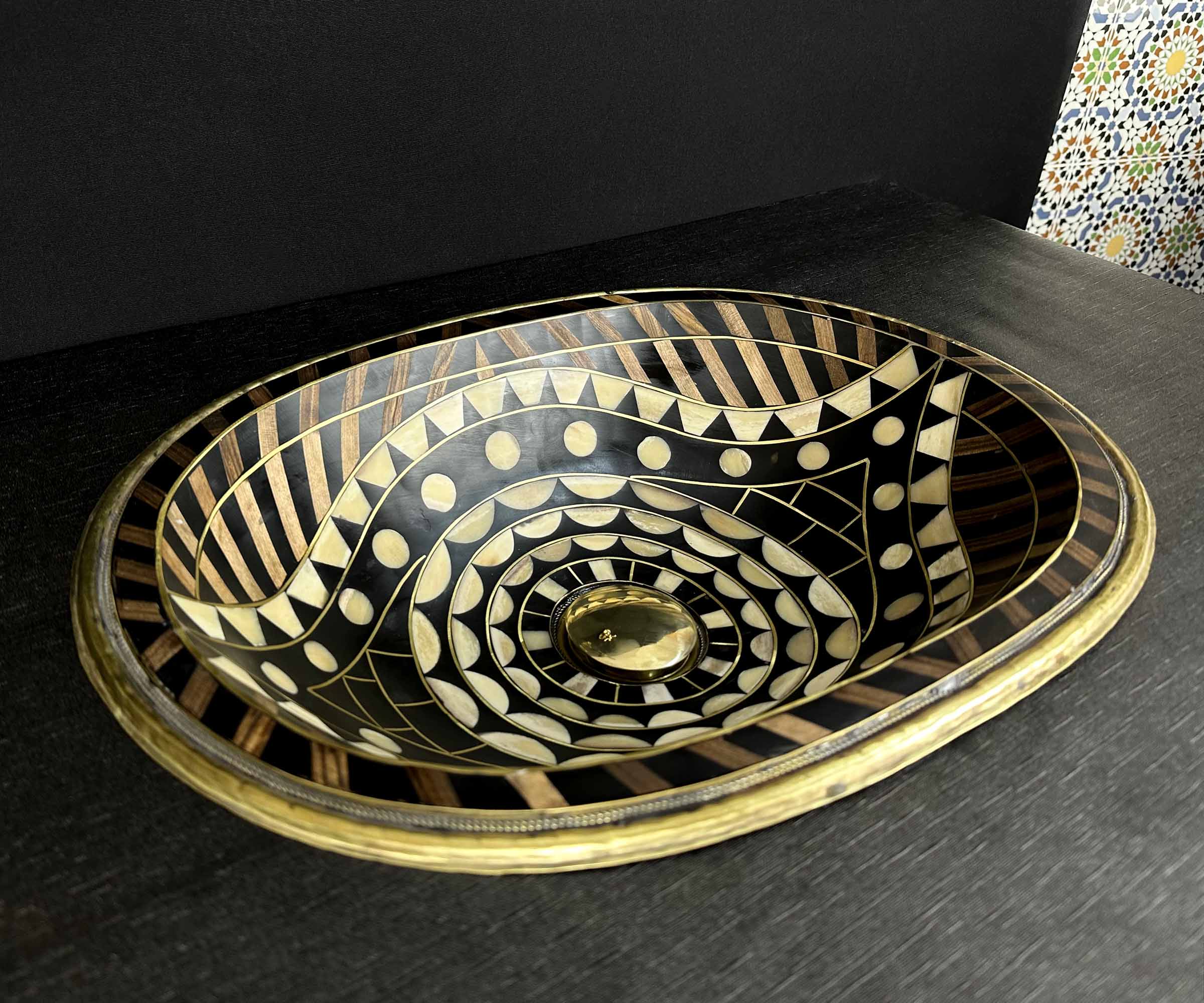 Eye-Shaped Bathroom Sink – Handcrafted in Brass, Resin, Bone, and Wood 