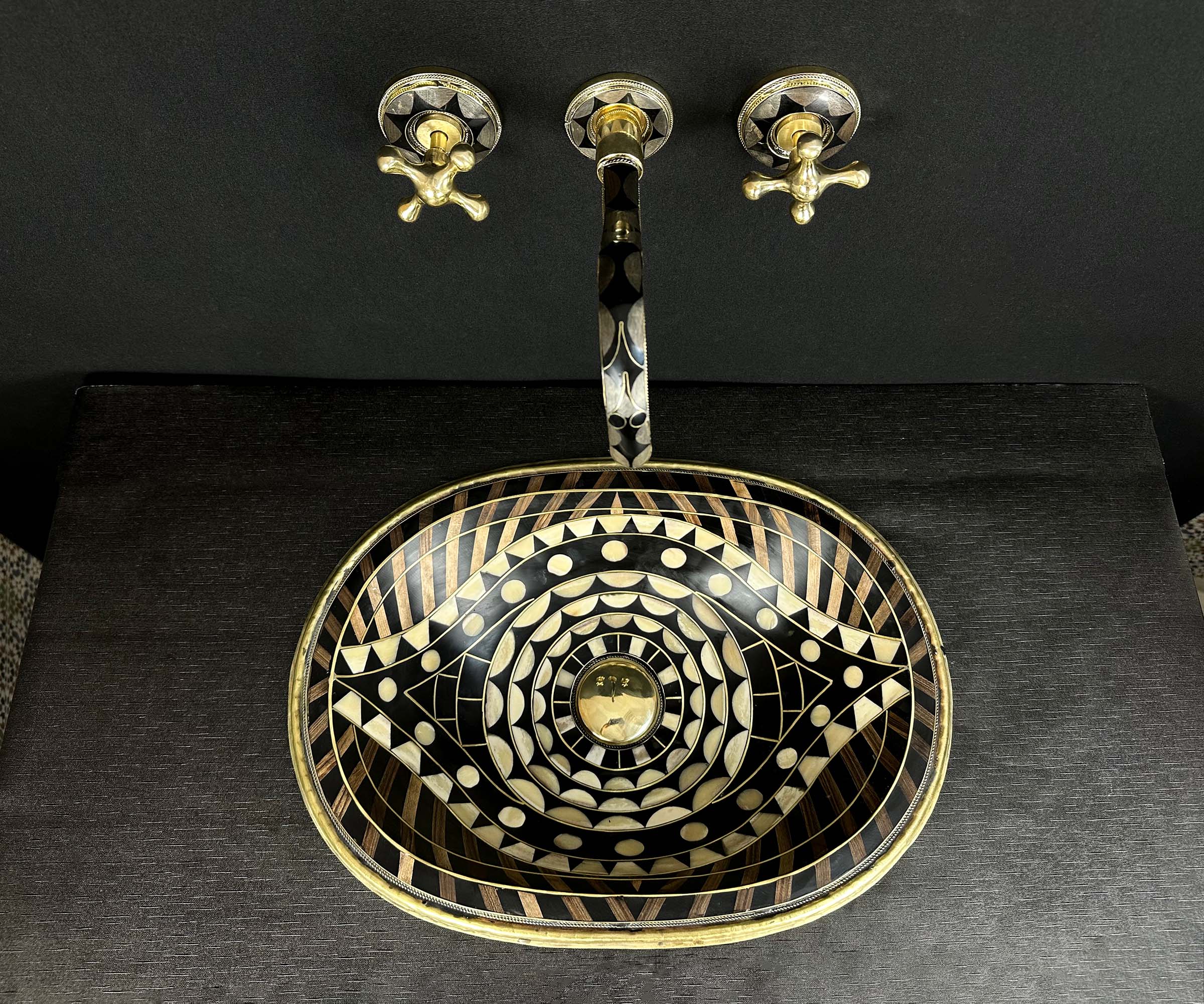 Eye-Shaped Bathroom Sink – Handcrafted in Brass, Resin, Bone, and Wood 